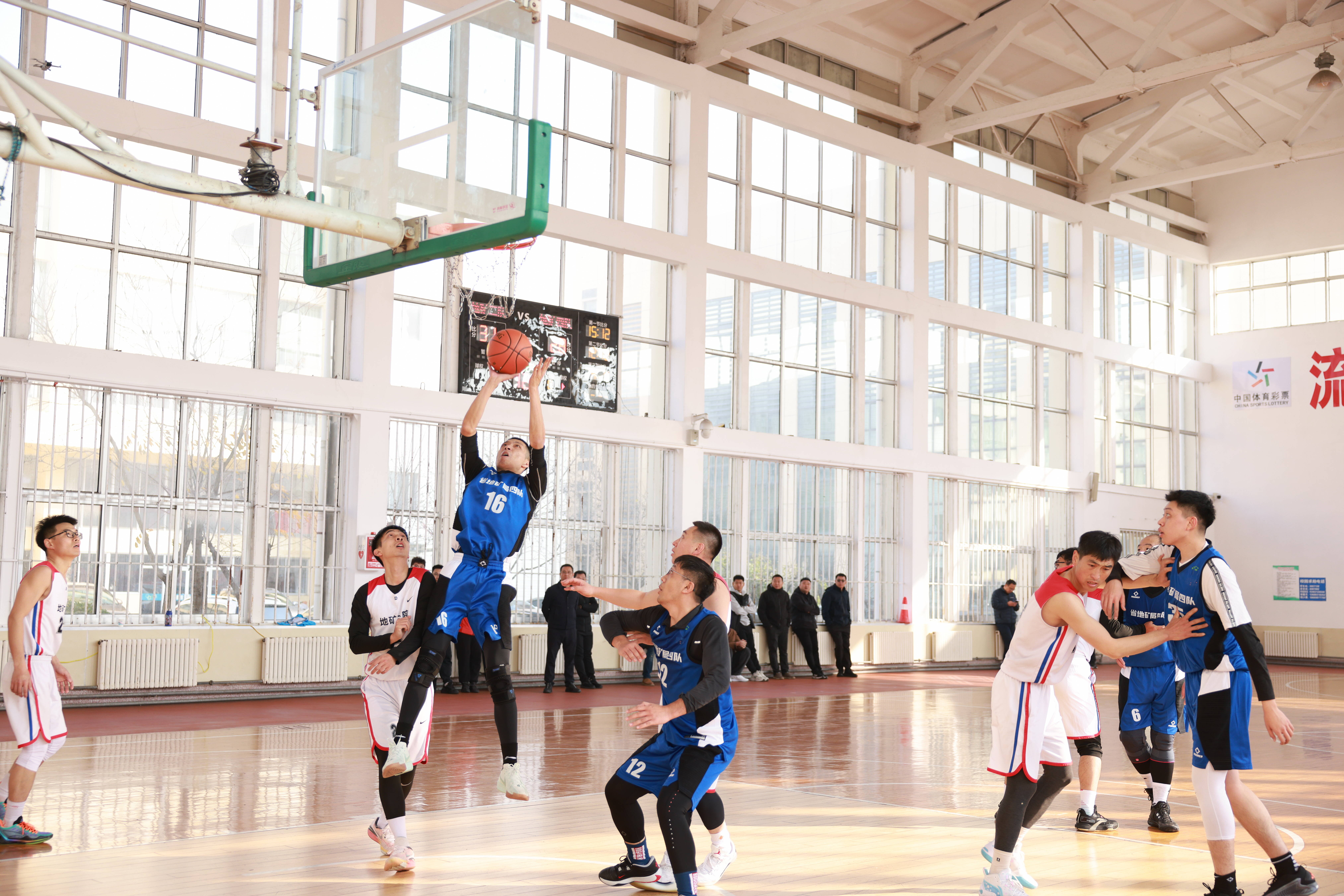 篮球场外新闻不断,话题热度爆表的简单介绍 篮球场外新闻不断,话题热度爆表的简单介绍