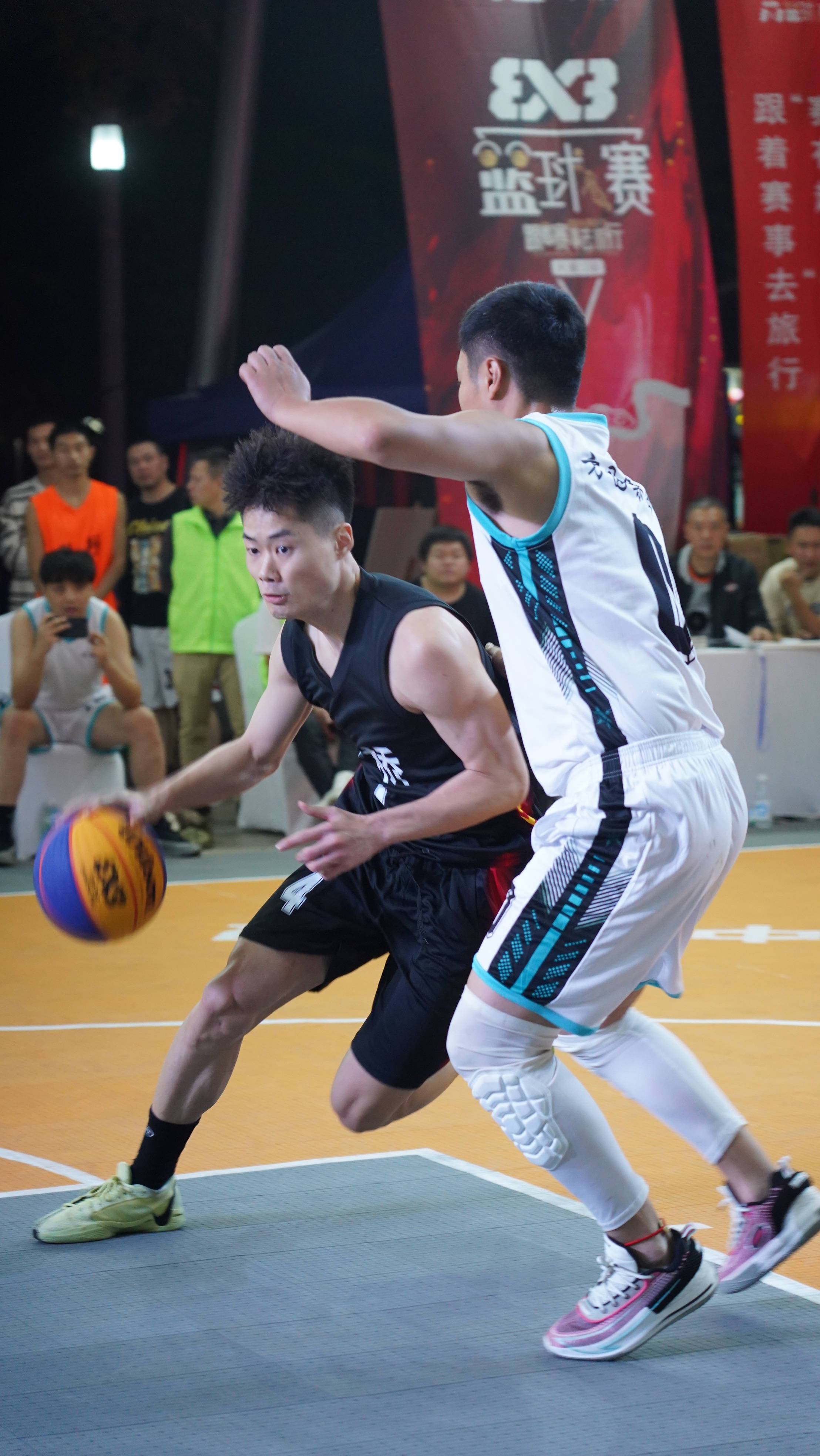 篮球场外新闻不断,话题热度爆表的简单介绍 篮球场外新闻不断,话题热度爆表的简单介绍