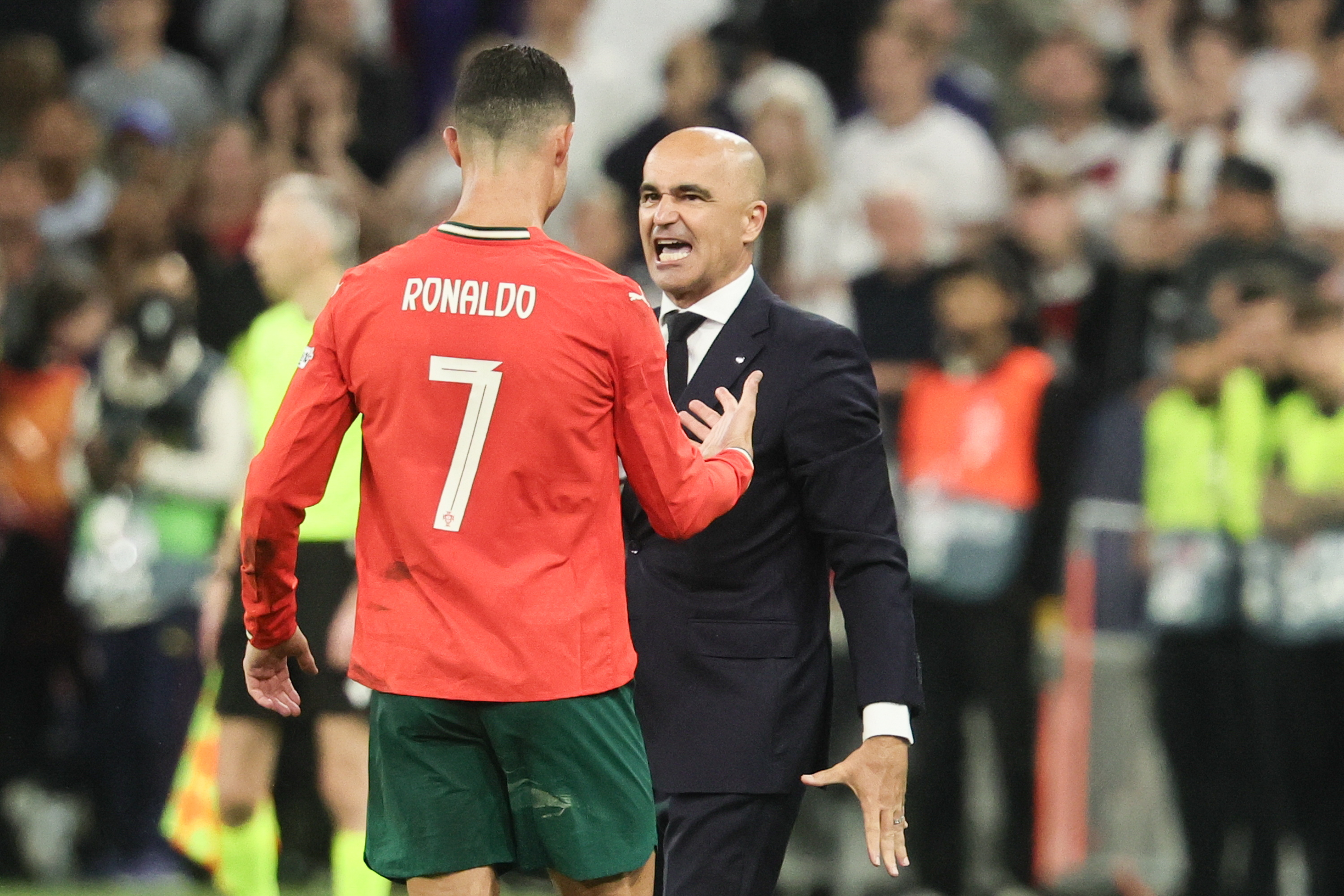 包含葡萄牙队险胜奥地利队，奥恰洛夫点燃赛场的词条