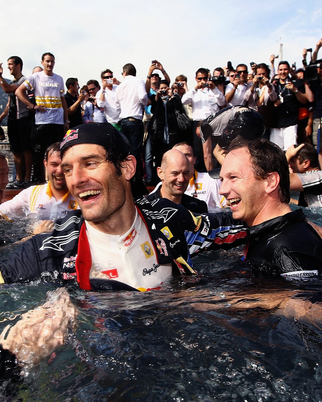 红牛车队碾压阿斯顿马丁，阿隆索带队取胜